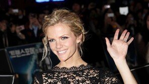 [포토] 브룩클린 데커, 전신 시스루로 노출 ‘황홀’