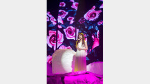 ‘컴백’ 장나라 첫 무대, 꽃 위에 ‘여신 강림’ 가냘파…