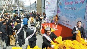 활짝 핀 무궁화 사랑… 2만그루 시민품으로… 본보 묘목 나눠주기 행사