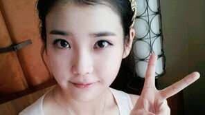 아이유, 깜찍 셀카 공개…돋보이는 백옥피부 ‘인형같아’