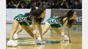 [포토] 치어리더, 옆태 작렬 쩍벌자세