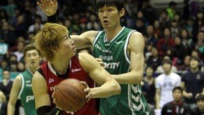 [포토] MVP 오세근, ‘김주성 쯤이야!’