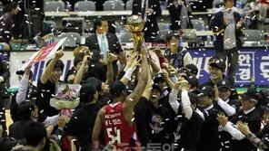 [포토] KGC, 기쁨에 젖은 승리의 트로피
