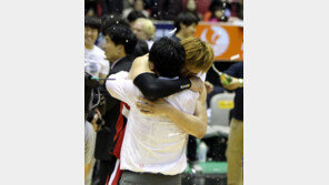 [포토] 오세근, 이상범 감독과 감격의 포옹