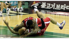 [포토] KGC 다니엘스, 너무 기뻐서 오세근에게 그만…‘꽈당’