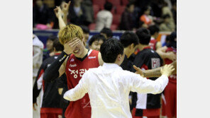 [포토] 오세근, ‘아…자꾸 눈물이 나오네’