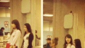 아이유-수지, 나란히 공항 포착 ‘민낯도 예쁘네’