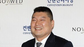 [포토] ‘우승민 결혼식’ 강호동, 특유의 해맑은 미소 ’오랜만입니다’