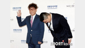 [포토] ‘우승민 결혼식’ 윤종신-강호동, 상반되는 인사법… 왜?