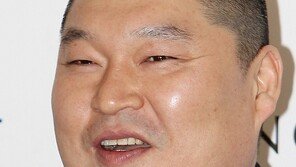 [포토] ‘우승민 결혼식’ 강호동, 웃고 있지만 눈가에 눈물이…