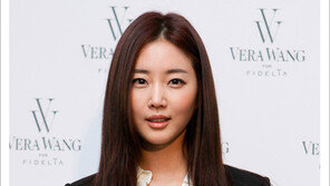 [우먼 동아일보 스타 뷰티]  무결점 페이스 완성! 김사랑의 ‘누드 시크 메이크업’ 노하우 공개