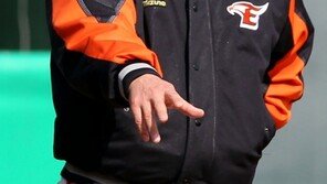 손가락 제스처로 심판 모독  한대화 감독, 이유있는 퇴장