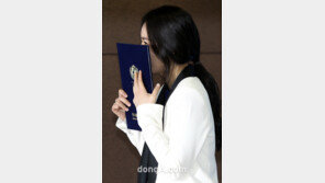 [SD포토] 김범 포토타임 ‘살짝’ 엿보는 한가인