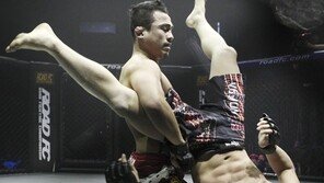 [SD포토] 김수철, 길영복 맹공에 혼비백산