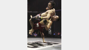 [SD포토] 김수철 ‘역공해야 하는데~’