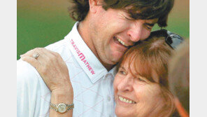 ‘솔방울’치며 골프 배운 그, 눈물의 그린재킷 입다