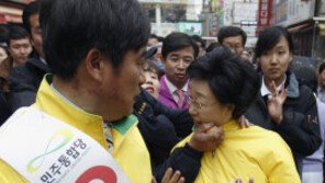 한명숙 대표, 지원유세중 또 계란 공격 받아…왜?