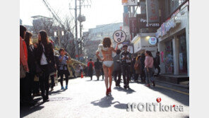 [포토] ‘비키니 퍼포먼스’ 낸시랭의 아찔 뒤태 “투표하세요”