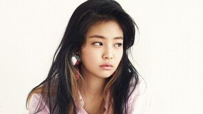 YG걸그룹, 제3의 멤버?..미소녀 사진 공개