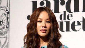 [포토] 엄정화, 가슴트임 속 핑크색 라인은 무엇?