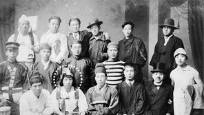 18세의 李箱은 어땠을까… 저고리 - 치마 입고 ‘코믹 졸업사진’