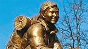 생전 모습 그대로… 산악인 고미영씨 동상 ‘우뚝’