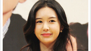 [우먼 동아일보 스타 뷰티] 깨끗한 피부에 립 포인트 하나! 신주아 ‘원 포인트 메이크업’ 따라잡기