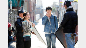 한지민, 스태프로 변신?… ‘옥탑방 왕세자’ 훈훈한 촬영현장