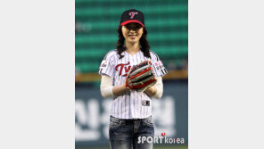 [포토] 차유람, ‘시구는 처음이에요~’