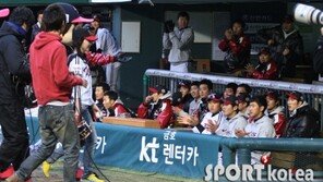 [포토] LG, ‘수고했어요~ 차유람양’