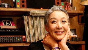 윤석화 “연극계 대모의 외도? 신인상 욕심 나네요”