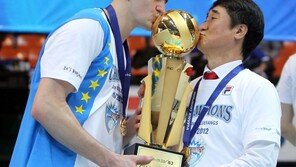 신치용 감독 “고참들의 헌신, 가빈 춤추게 했다”