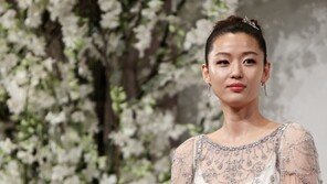 전지현, 결혼 당일 명품 드레스 두 벌로 아름다움 과시