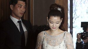 [SD포토] 꽁꽁 숨겨온 전지현 웨딩드레스 ‘화려한 비즈장식’