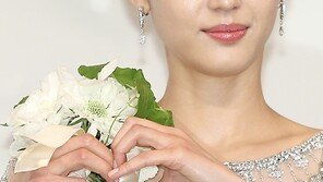 [SD포토 ] 전지현, 새침한 하트 ‘신랑 보고 있나?’