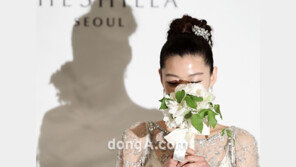 [SD포토] ‘부끄부끄’ 새 신부 전지현 ‘꽃 뒤에 숨을래요~’