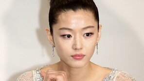 [SD포토] ‘단아’ 전지현, 취재진 질문에 귀 기울이며