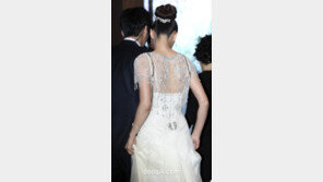 [SD포토] 전지현 드레스 뒤태 ‘섹시 아닌 단아 택했다’