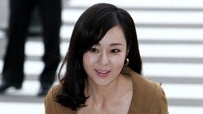 [포토] 김윤진, 본의 아니게 섹시폭발…전지현 결혼식 참석