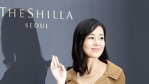 [SD포토] ‘전지현 결혼식’ 김윤진, 깔끔한 하객룩 소화