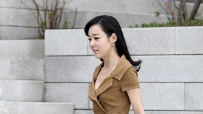 [SD포토] 선배 품절녀 김윤진 ‘후배 품절녀 전지현 축하하러~’