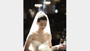 ‘4월의 신부’ 전지현, 웨딩 자태 공개 ‘선녀 강림’