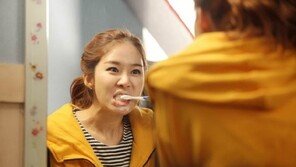 유인나, 분노의 양치질… ‘청순 외모 뒤 반전 모습’