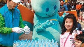 수돗물 페트병 마시고 벚꽃 즐기세요