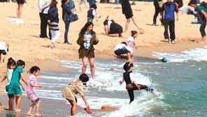 봄 건너뛰고 여름? 바닷가 북적