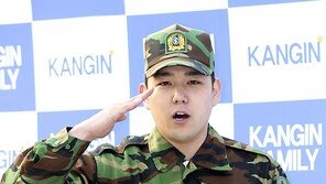[SD포토] 강인 제대 “전역을 신고합니다”