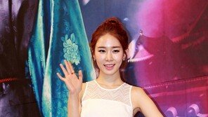 [포토] 유인나, 손만 흔들었을 뿐…인현왕후같은 우아한 자태