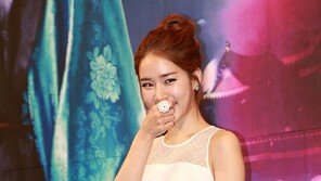 [포토] 유인나, 쑥스러운지 ‘수줍은 웃음’