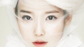 아이유, 신비로운 순백美…첫 콘서트 포스터 공개