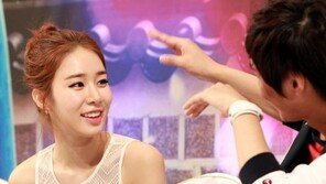 [포토] 지현우, 유인나에게 부채질중 ‘자상남’